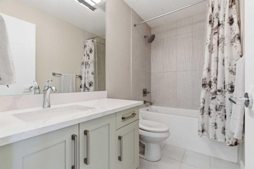 2024 36 Avenue, Calgary, AB - Indoor Photo Showing Bathroom