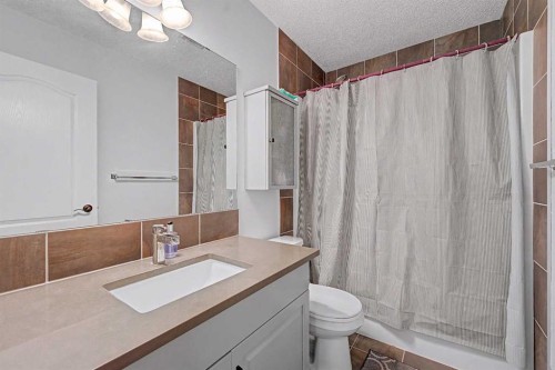 644 Luxstone Landing Sw, Airdrie, AB - Indoor Photo Showing Bathroom