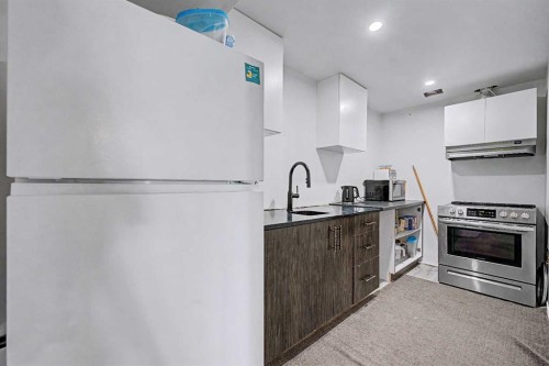 644 Luxstone Landing Sw, Airdrie, AB - Indoor Photo Showing Kitchen