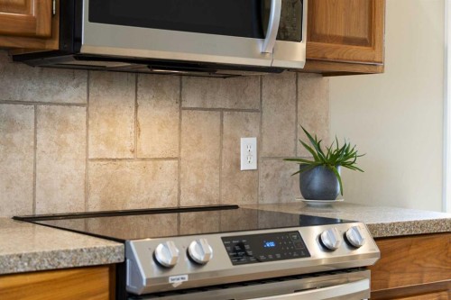 57 Thornfield Close Se, Airdrie, AB - Indoor Photo Showing Kitchen