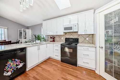 44 Canoe Square Sw, Airdrie, AB - Indoor Photo Showing Kitchen
