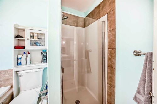 44 Canoe Square Sw, Airdrie, AB - Indoor Photo Showing Bathroom