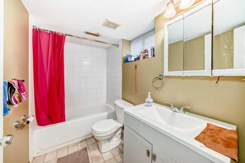 44 Canoe Square Sw, Airdrie, AB - Indoor Photo Showing Bathroom