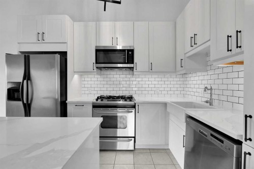 639 Kingsmere Crescent Sw, Calgary, AB - Indoor Photo Showing Kitchen With Upgraded Kitchen