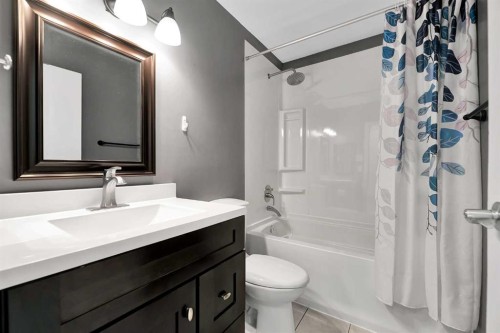 639 Kingsmere Crescent Sw, Calgary, AB - Indoor Photo Showing Bathroom