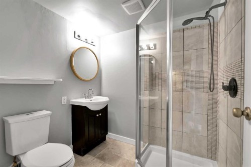 639 Kingsmere Crescent Sw, Calgary, AB - Indoor Photo Showing Bathroom
