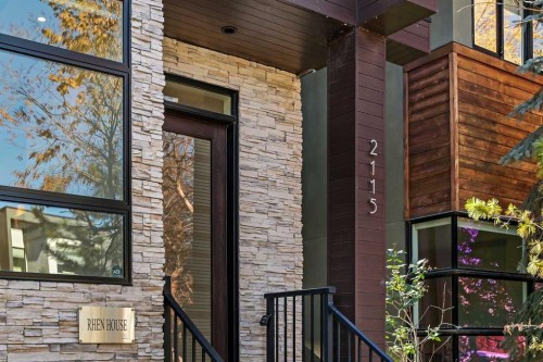 2115 Bowness Road Nw, Calgary, AB - Outdoor