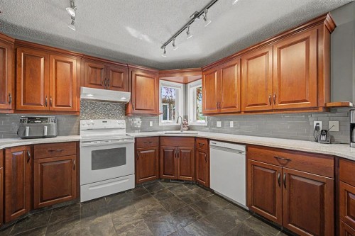 7 Straddock Crescent Sw, Calgary, AB - Indoor Photo Showing Kitchen
