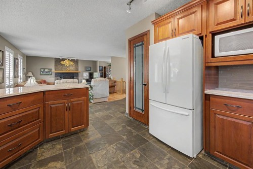 7 Straddock Crescent Sw, Calgary, AB - Indoor Photo Showing Kitchen