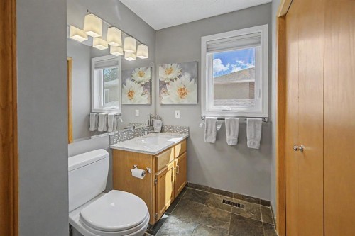 7 Straddock Crescent Sw, Calgary, AB - Indoor Photo Showing Bathroom