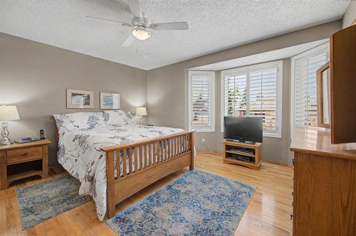 7 Straddock Crescent Sw, Calgary, AB - Indoor Photo Showing Bedroom
