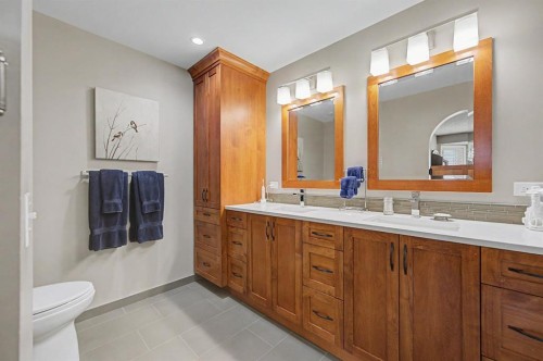 7 Straddock Crescent Sw, Calgary, AB - Indoor Photo Showing Bathroom