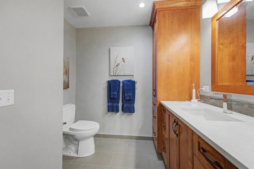 7 Straddock Crescent Sw, Calgary, AB - Indoor Photo Showing Bathroom