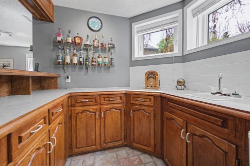 7 Straddock Crescent Sw, Calgary, AB - Indoor Photo Showing Kitchen