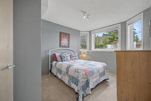 7 Straddock Crescent Sw, Calgary, AB - Indoor Photo Showing Bedroom
