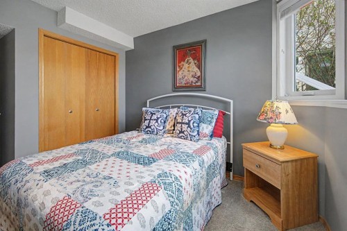 7 Straddock Crescent Sw, Calgary, AB - Indoor Photo Showing Bedroom