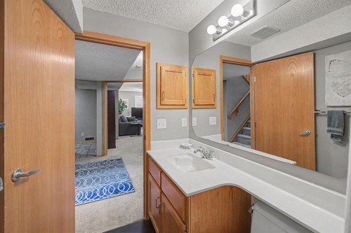7 Straddock Crescent Sw, Calgary, AB - Indoor Photo Showing Bathroom