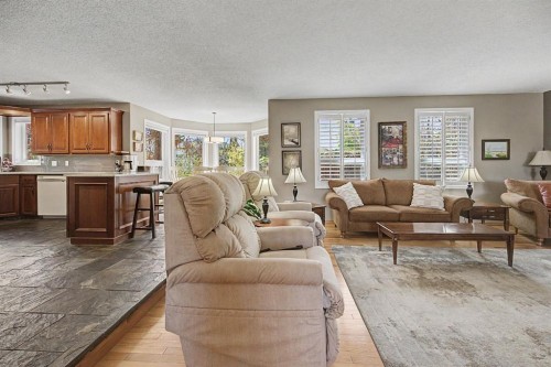 7 Straddock Crescent Sw, Calgary, AB - Indoor Photo Showing Living Room