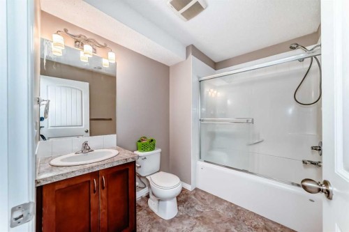 8407 Saddlebrook Drive Ne, Calgary, AB - Indoor Photo Showing Bathroom