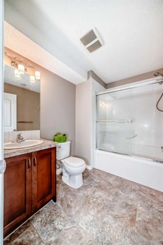 8407 Saddlebrook Drive Ne, Calgary, AB - Indoor Photo Showing Bathroom
