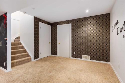 81 Inglewood Point Se, Calgary, AB - Indoor Photo Showing Other Room