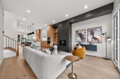 2333 24 Avenue Sw, Calgary, AB - Indoor Photo Showing Living Room