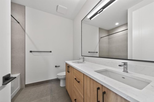 2333 24 Avenue Sw, Calgary, AB - Indoor Photo Showing Bathroom