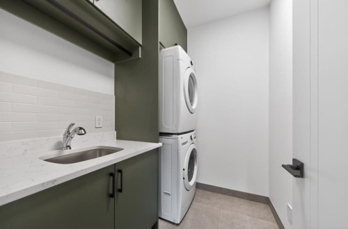 2333 24 Avenue Sw, Calgary, AB - Indoor Photo Showing Laundry Room