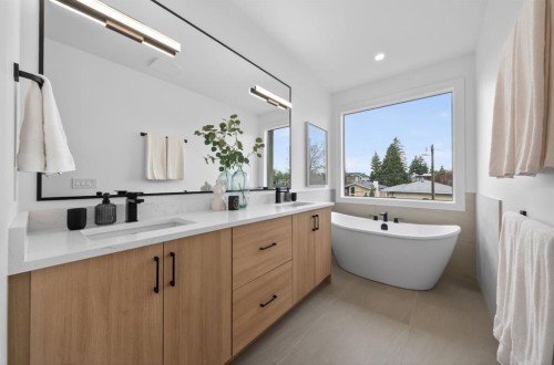 2333 24 Avenue Sw, Calgary, AB - Indoor Photo Showing Bathroom