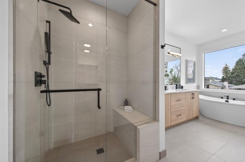2333 24 Avenue Sw, Calgary, AB - Indoor Photo Showing Bathroom