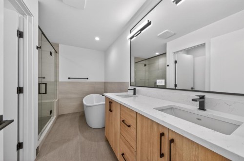 2333 24 Avenue Sw, Calgary, AB - Indoor Photo Showing Bathroom