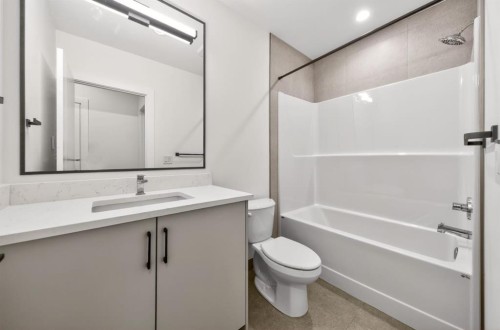 2333 24 Avenue Sw, Calgary, AB - Indoor Photo Showing Bathroom