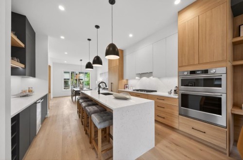 2333 24 Avenue Sw, Calgary, AB - Indoor Photo Showing Kitchen With Upgraded Kitchen