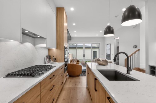 2333 24 Avenue Sw, Calgary, AB - Indoor Photo Showing Kitchen With Upgraded Kitchen
