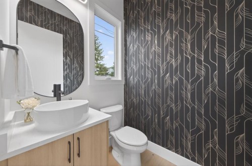 2333 24 Avenue Sw, Calgary, AB - Indoor Photo Showing Bathroom