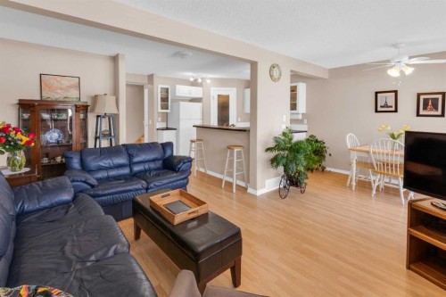 27 Royal Birch Mount Nw, Calgary, AB - Indoor Photo Showing Living Room