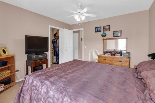 27 Royal Birch Mount Nw, Calgary, AB - Indoor Photo Showing Bedroom