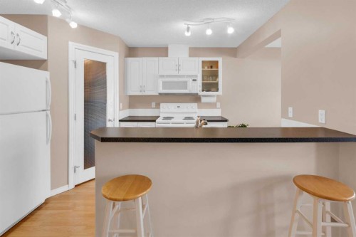 27 Royal Birch Mount Nw, Calgary, AB - Indoor Photo Showing Kitchen