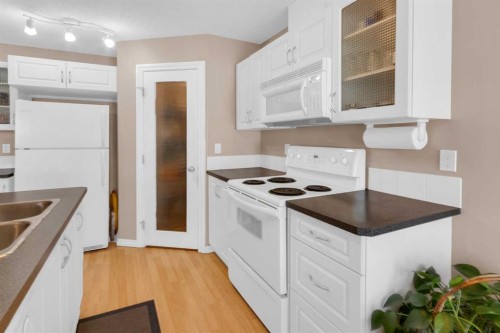 27 Royal Birch Mount Nw, Calgary, AB - Indoor Photo Showing Kitchen With Double Sink