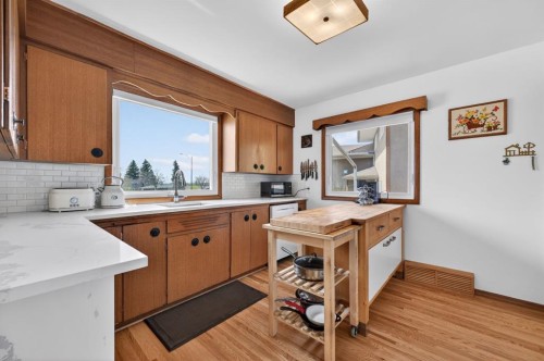 26 Cardiff Place Nw, Calgary, AB - Indoor Photo Showing Kitchen