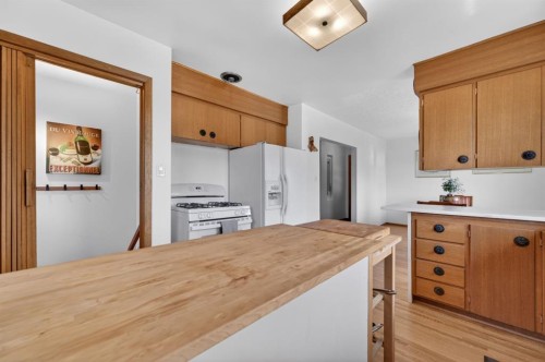 26 Cardiff Place Nw, Calgary, AB - Indoor Photo Showing Kitchen