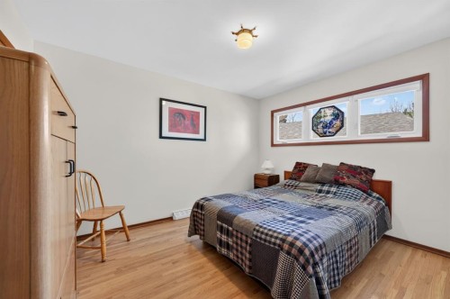 26 Cardiff Place Nw, Calgary, AB - Indoor Photo Showing Bedroom