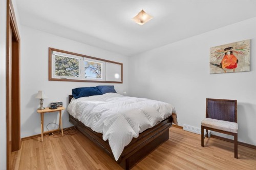 26 Cardiff Place Nw, Calgary, AB - Indoor Photo Showing Bedroom