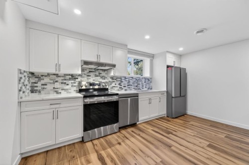 26 Cardiff Place Nw, Calgary, AB - Indoor Photo Showing Kitchen With Upgraded Kitchen