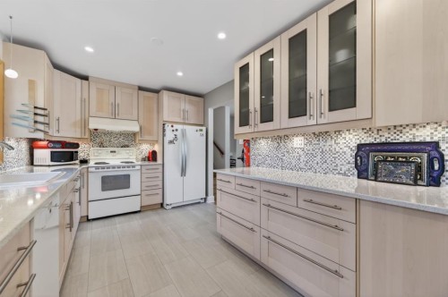 3811 24 Street Nw, Calgary, AB - Indoor Photo Showing Kitchen