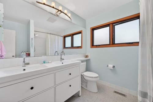 3811 24 Street Nw, Calgary, AB - Indoor Photo Showing Bathroom