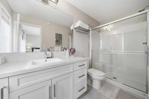 8112 Masters Boulevard Se, Calgary, AB - Indoor Photo Showing Bathroom
