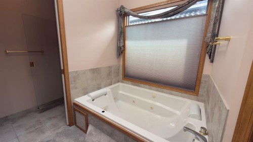 117 Woodpark Close Sw, Calgary, AB - Indoor Photo Showing Bathroom