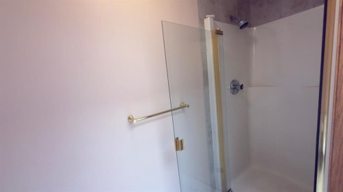 117 Woodpark Close Sw, Calgary, AB - Indoor Photo Showing Bathroom