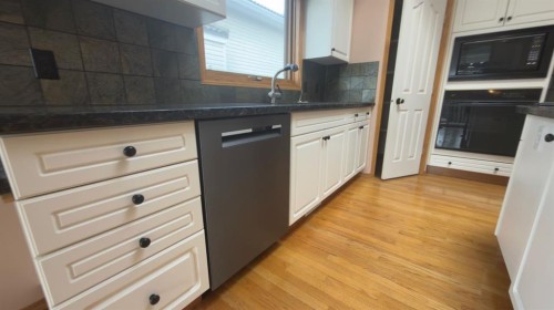 117 Woodpark Close Sw, Calgary, AB - Indoor Photo Showing Kitchen